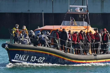 பத்து நாட்களில் ஏழு புலம்பெயர்ந்தோர் உயிரிழந்தும் கவலைப்படாத பிரான்ஸ்: உள்துறை அலுவலர்கள் கடுங்கோபம்