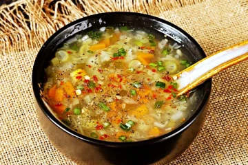 மழைக்கு இதமான ரெஸ்டாரெண்ட் ஸ்டைல் வெஜ் சூப்: இனி வீட்டிலேயே ஈசியா செய்யலாம்