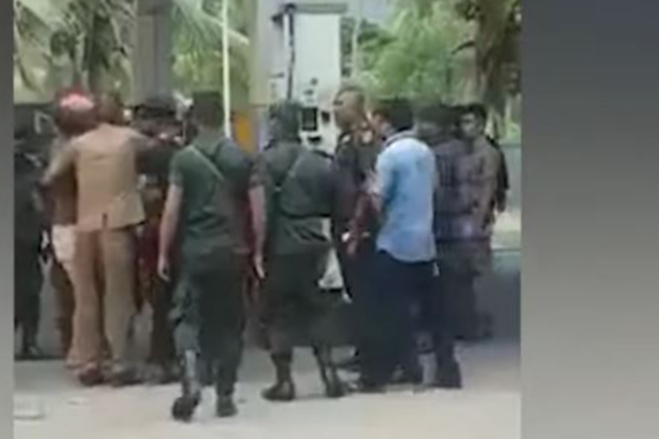 இளைஞனை ஆக்ரோஷமாக எட்டி உதைத்த இரணுவ உயர் அதிகாரி - காணொளியாக எடுத்த இளைஞனுக்கு கொலை மிரட்டல்! - ஐபிசி தமிழ்