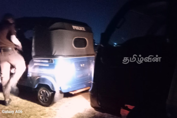 கழிவுளை வீதியோரத்தில் வீச முற்பட்டவர்களை சுற்றி வளைத்த பொதுமக்கள்! | Tried To Throw Garbage On The Roadside