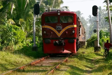 குளிக்க சென்ற மூதாட்டி ரயிலுடன் மோதி உயிரிழப்பு