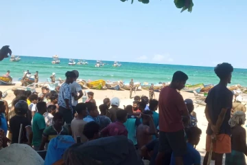 பொல்லுகளால் தாக்கிக் கொண்ட சிங்கள - தமிழ் கடற்தொழிலாளர்கள்! வீடு புகுந்தும் தாக்குதல்