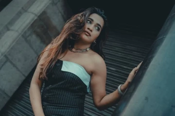 கிளாமர் போட்டோஷூட்டில் கலக்கும் நடிகை காவ்யா அறிவுமணி.. புகைப்படங்களை பாருங்க