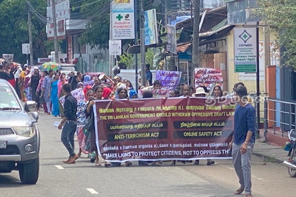 மட்டக்களப்பில் கவன ஈர்ப்பு போராட்டம்: பெருமளவான பொதுமக்கள் பங்கேற்பு (Photos) | Anti Government Protest In Batticaloa