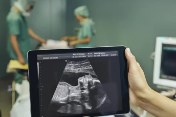 கருவில் இருக்கும் ஒரு குழந்தைக்கு மூளையில் அறுவை சிகிச்சை; வியக்கவைத்த மருத்துவர்கள் !