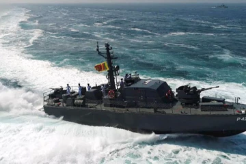 எல்லை தாண்டி வந்த 12 பேர் அதிரடியாக கைது