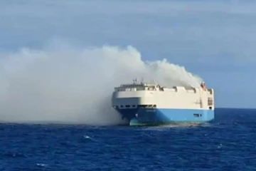 மிகப் பெரிய சரக்கு கப்பலில் தீவிபத்து: 1,100 சொகுசு கார்கள் கருகின