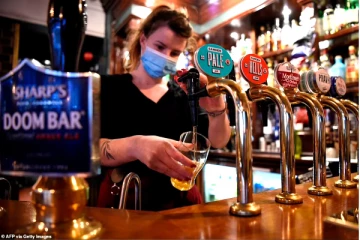 இந்த இடங்களில் கோவிட் கடவுச்சீட்டு கட்டாயம்! பிரித்தானிய அரசு அதிரடி