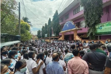 திருகோணமலையில் பெண்கள் பாடசாலையில் ஏற்பட்ட பதற்றம்! போராட்டத்தில் குதித்த மாணவர்கள் - வெளியானது காணொளி