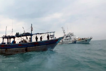 இலங்கை நோக்கி வந்த வெளிநாட்டு படகை கைப்பற்றியது இந்திய படை