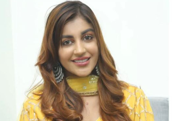 விபத்துக்கு பின் பொது நிகழ்ச்சியில் பங்கேற்ற யாஷிகா - ரசிகர்கள் உற்சாகம் - தமிழ்நாடு