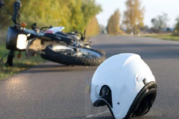 மோட்டார் சைக்கிள் மோதி மூதாட்டி பலி; உதவிகோரும் பொலிஸார்