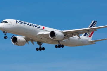 எயார் பிரான்ஸ் விமானத்தில் பணிப்பெண் மீது தாக்குதல் ; அவசரமாக தரையிறக்கம்