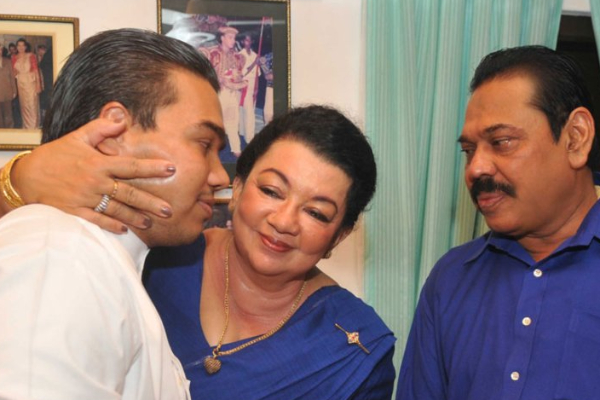 தாயும் மகனும் விசாரணைக்கு அழைப்பு; மனைவியுடன் சென்றார் மஹிந்த ராஜபக்ஷ! | Mahinda Rajapaksa Shiranthi Rajapaksa At Fcid