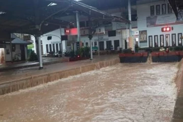 ජලයෙන් පිරුණු මහනුවර නවතම තත්වය..