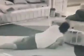 நள்ளிரவில் நடந்த கூத்து! பிக் பாஸ் வீட்டில் அமானுஷ்யம்....ஜி.பி.முத்துவை சீண்டிய ராபர்ட் மாஸ்டர் - தீயாய் பரவும் வீடியோ