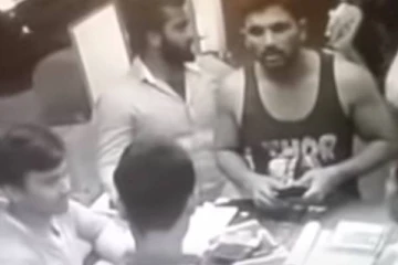 மது வாங்க பாருக்கு சென்ற பிரபல நடிகர்! லீக்கான சிசிடிவி காட்சிகள்..