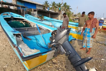 கடற்தொழிலாளியின் படகுடன் மோதி விபத்தை ஏற்படுத்திய கடற்படையினரின் படகு(photos)