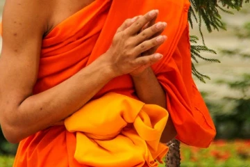 வெளிநாட்டு பெண் மீது பாலியல் துஷ்பிரயோகம்; 17 வயது தேரர் கைது