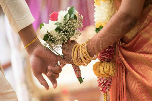 தாய் மற்றும் தந்தை திருமணம் செய்துக்கொண்ட நாளில் மகளுக்கும் திருமணம்-கண்டியில் நடந்த சம்பவம் | Daughter Wedding Same Day Mother Father Married
