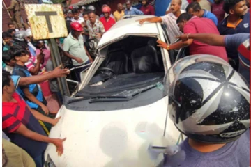 ரயில் - கார் மோதி இடம்பெற்ற கோர விபத்தில் பலர் காயம்