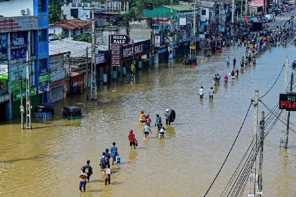 டித்வாவில் பாதிக்கப்பட்டதாக மோசடியில் ஈடுபட்ட முன்னாள் பிரதி சபாநாயகர் | Ditwah Cyclone
