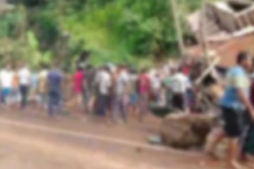 පස් කන්ද කඩා වැටී පුද්ගලයෙක් යටවෙයි - දැඩි උත්සාහයකින් පසු මුදවා ගෙන රෝහල් ගත කරයි