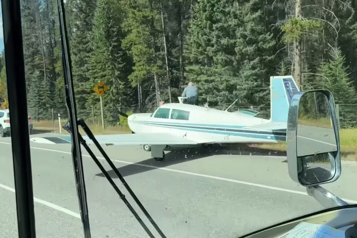 கனடா நெடுஞ்சாலையில் அவசரமாகத் தரையிறங்கிய விமானம்! | Plane Makes Emergency Landing Repairs