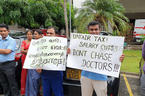 வட மாகாண வைத்தியசாலைகளில் பணி பகிஷ்கரிப்பு போராட்டம்(Photos) | Work Boycott Strike In Northern Province Hospitals
