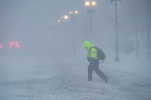அமெரிக்காவில் அவசரநிலை பிரகடனம்! 153 ஆண்டுகால வரலாற்றில் முதல் முறையாக நடந்த விடயம் | Historic American Blizzard Boston Globe Postpone அமெரிக்காவில் அவசரநிலை பிரகடனம்! 153 ஆண்டுகால வரலாற்றில் முதல் முறையாக நடந்த விடயம் | Historic American Blizzard Boston Globe Postpone