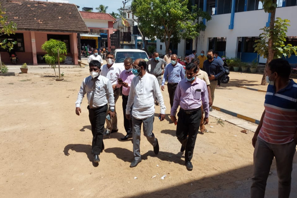 பாடசாலை நுழைவாயில் பூட்டை உடைத்து அதிபருக்கு நிர்வாகத்தை கையளித்த பணிப்பாளர்! | Director Broke The Lock At The School Entrance