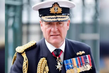 பெண் ஊழியருக்கு பாலியல் தொல்லை ; கடற்படை தலைமை தளபதி செய்த மோசமான செயல்