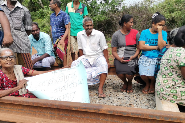 வவுனியாவில் தொடருந்து பாதையை மறித்து மக்கள் ஆர்ப்பாட்டம்: புனரமைப்பு பணி இடைநிறுத்தம் (Photos) | Protest In Vavuniya Against Railway