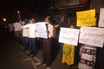 தீப்பந்தங்களுடன் வீதியில் ஒன்று திரண்ட இலங்கை மக்கள்