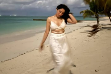 நடிகை ரெஜினா கேசன்ட்ராவா இது!! கடற்கரையில் ஹாயாக போஸ் கொடுத்து போட்டோஷூட்..