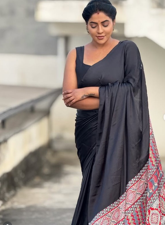 புடவையில் விதவிதமான போஸ் கொடுத்து மயக்கும் சீரியல் நடிகை ரேஷ்மா பசுபுலேட்டி போட்டோஸ் 7 Gallery