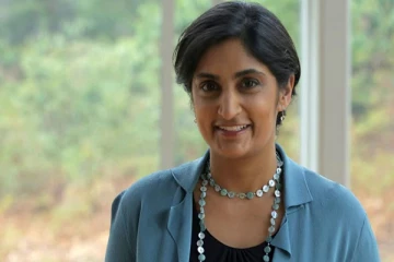 அமெரிக்க கல்லூரி மீது வழக்கு தொடர்ந்துள்ள இந்திய வம்சாவளி பெண்: நிறப் பாகுபாடு காட்டுவதாகக் குற்றச்சாட்டு!