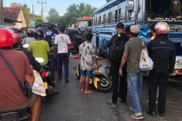 அம்பாந்தோட்டையில் விபத்து: ஒருவர் பலி- மூவர் படுகாயம்