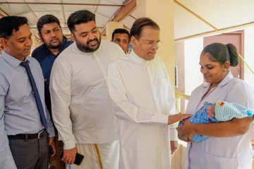 யாழ் போதனா வைத்தியசாலைக்கு மைத்திரி விஜயம்; குழந்தைக்கும் ஆசீர்வாதம்!(Photos)