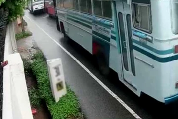 வவுனியாவில் ஆடைத்தொழிற்சாலை ஊழியர்களை ஏற்றிச் சென்ற பேருந்து மோதி ஒருவர் படுகாயம்