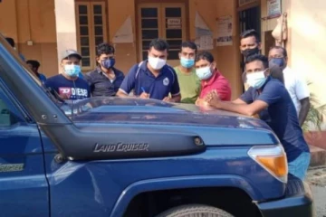 நல்லூர் கோயில் வீதியில்  விடுதி  முற்றுகை; இரு பெண்கள்  3 இளைஞர்கள் கைது