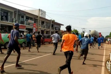 පෙට්‍ර්ල් ඉල්ලා විරෝධතාකරුවන් වැසූ පාර ගම්මුන් කඩා වැදී නැවත විවෘත කරයි..!(PHOTOS)