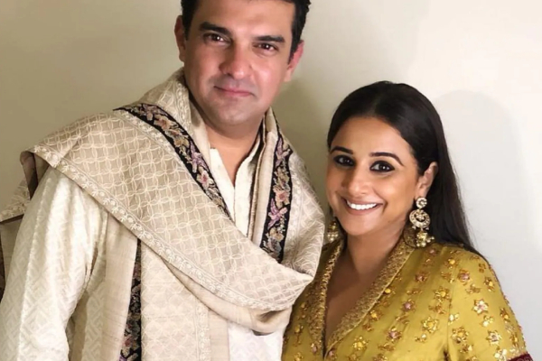 ஆடை அணியாமல் வெறும் பேப்பரால் உடலை மறைத்த அஜித் பட நடிகை.. இணையத்தை அதிரவகைக்கும் புகைப்படம் | Vidya Balan Latest Hot Photoshoot