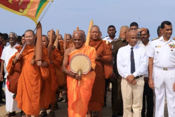 திருக்கோணமலை செல்வதற்காக இலங்கை வந்தடைந்த தாய்லாந்து பிக்குகள் (Photos)