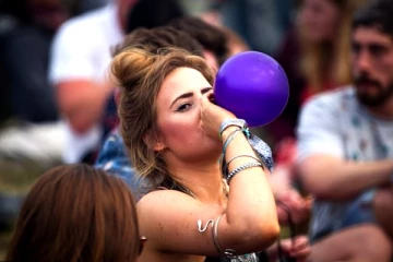 பிரித்தானியாவில் சிரிப்பு வாயு பயன்படுத்த தடை., காரணம் என்ன?