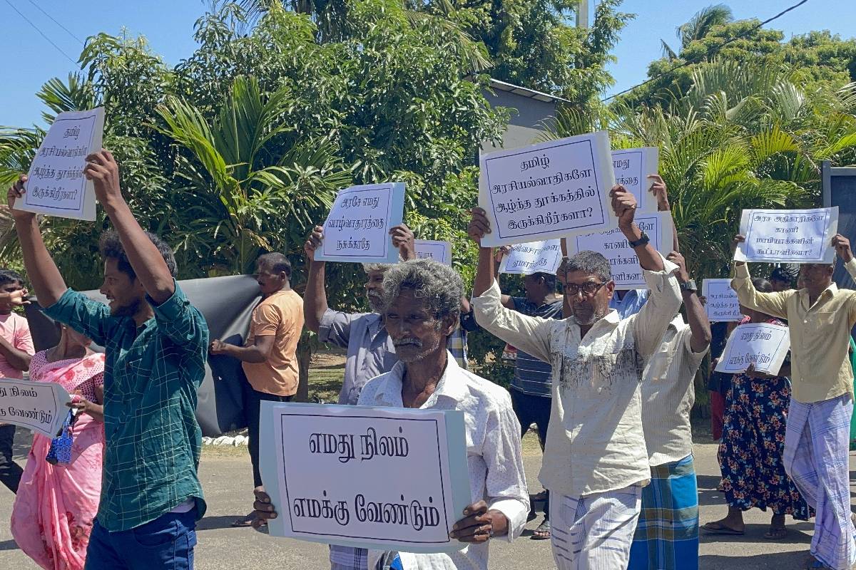பலாலி பொதுநோக்கு மண்டபத்தில் பொலிஸார் மேற்கொண்ட அதிரடி நடவடிக்கை | Police Action At Palali Public Hall பலாலி பொதுநோக்கு மண்டபத்தில் பொலிஸார் மேற்கொண்ட அதிரடி நடவடிக்கை | Police Action At Palali Public Hall