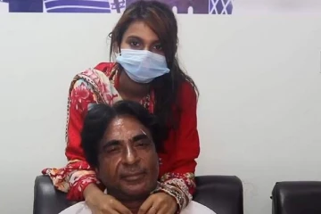 55 வயது முதியவரை உயிராக காதலித்து மணந்த 18 வயது தெற்காசிய பெண்! அதிர்ச்சியில் திகைத்த குடும்பம்