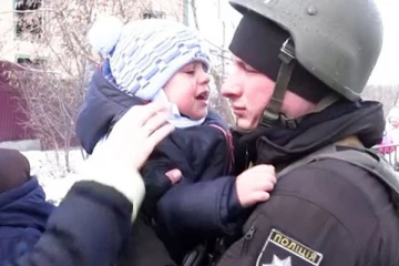 உக்ரைன் - ரஷ்யா போரின் கோரமுகம்: தந்தையை பிரிய முடியாமல் தவிக்கும் குழந்தை