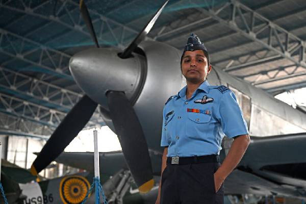 சிறைபிடித்ததாக பாகிஸ்தான் கூறிய பெண் விமானியுடன் ரஃபேலில் பயணித்த ஜனாதிபதி முர்மு | Murmu Poses With Pilot Shivangi Singh சிறைபிடித்ததாக பாகிஸ்தான் கூறிய பெண் விமானியுடன் ரஃபேலில் பயணித்த ஜனாதிபதி முர்மு | Murmu Poses With Pilot Shivangi Singh