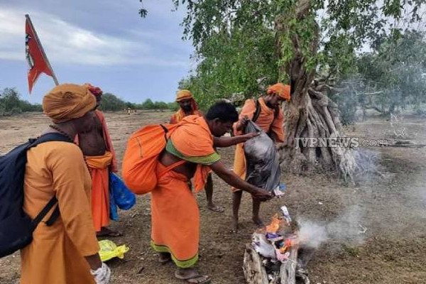 இலங்கையில் அனைவரது கவனத்தையும் ஈர்த்த வெளிநாட்டு சுற்றுலாப் பயணிகளின் செயல்! (Photos) | Kataragama Temple Padayatra Polythene Waste